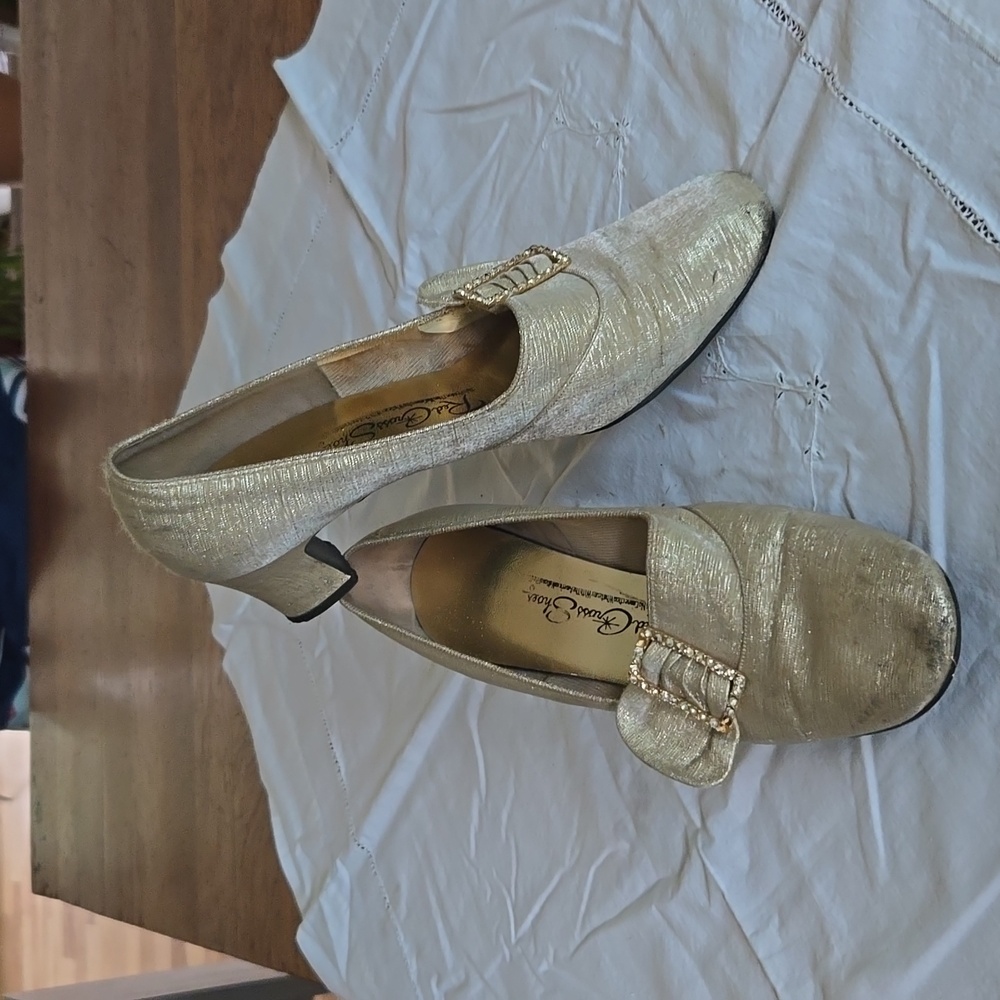 True vintage gold pumps! Fit size 10M!